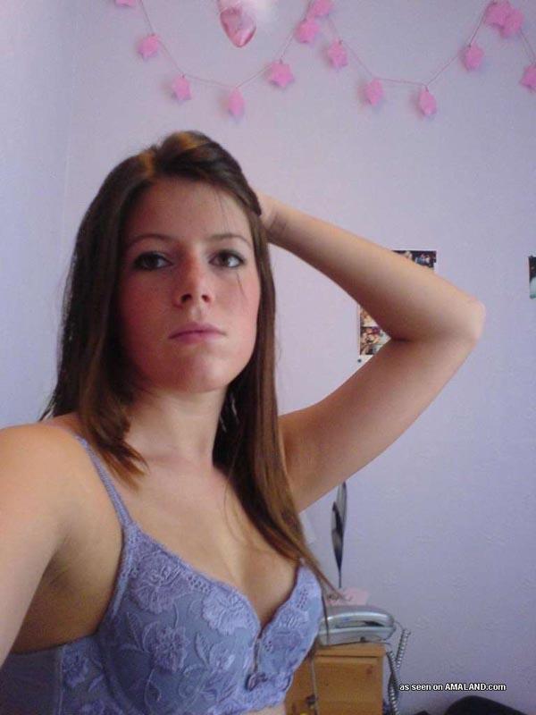 Photos d'une copine brune amateur non dénudée prenant des photos d'elle-même
 #60662849