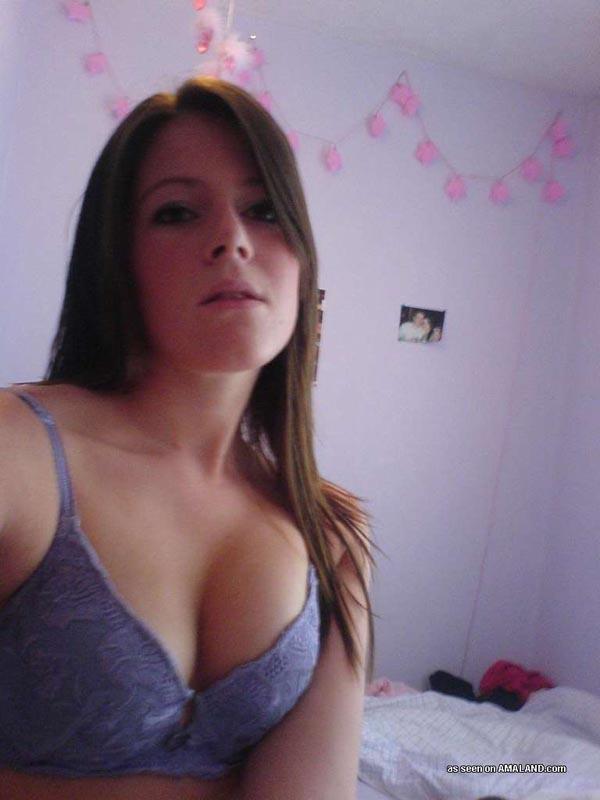 Photos d'une copine brune amateur non dénudée prenant des photos d'elle-même
 #60662856
