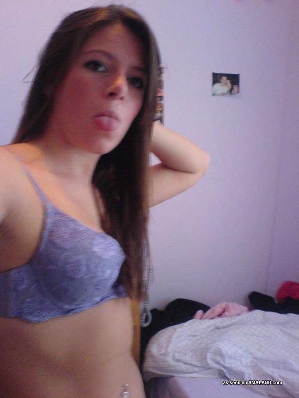 Photos d'une copine brune amateur non dénudée prenant des photos d'elle-même
 #60662870