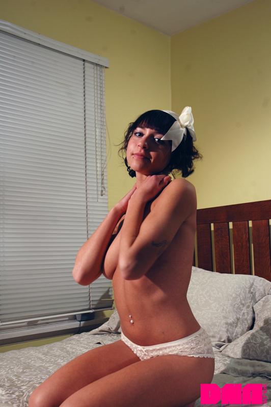 Alt teen adora neckt in ihrem sexy weißen Höschen im Bett
 #52903619