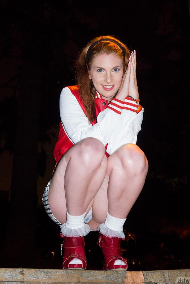 Jeune rousse lilith lust se fait allumer dans son uniforme d'université.
 #58950386