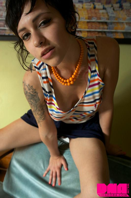 Brünette model adora neckt für Sie in ihren Höschen und Socken
 #52903176