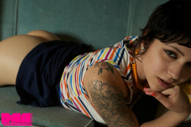 Brünette model adora neckt für Sie in ihren Höschen und Socken
 #52903268