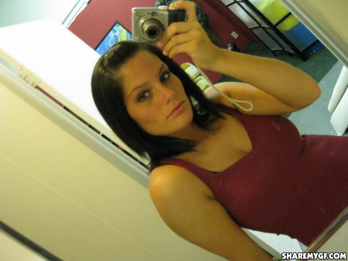 Une copine à gros seins prend des photos de ses énormes seins dans le miroir.
 #60792851