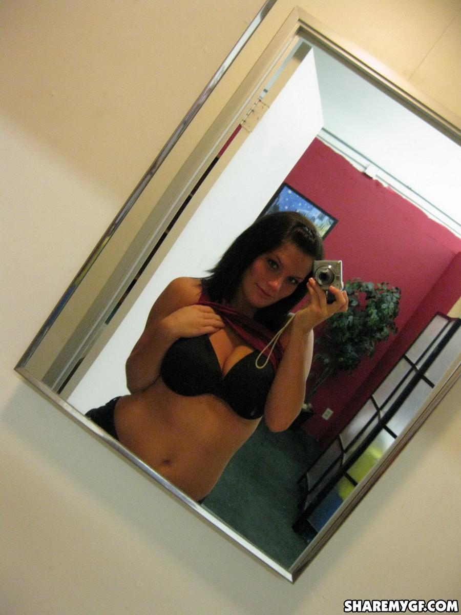 Une copine à gros seins prend des photos de ses énormes seins dans le miroir.
 #60792877