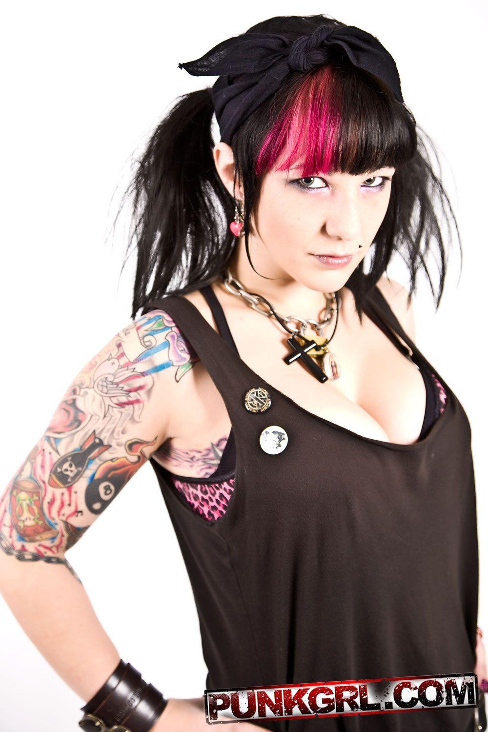 Bilder von punk girl lady derringer zeigt ihre Titten und Muschi
 #60764393