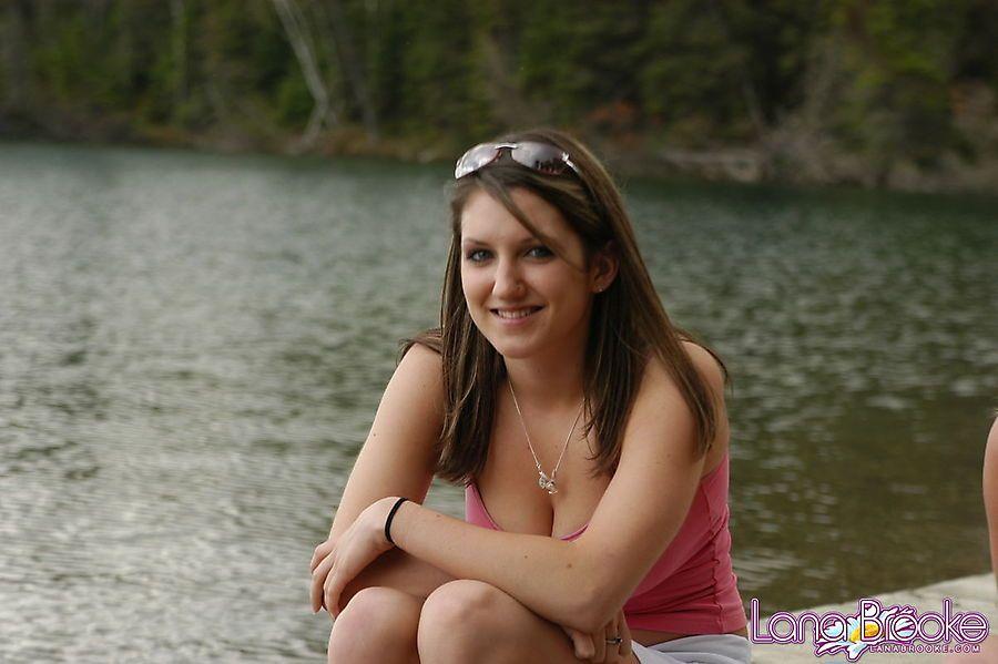 Photos de la jeune Lana Brooke exhibant ses savoureux seins au bord du lac
 #58812375