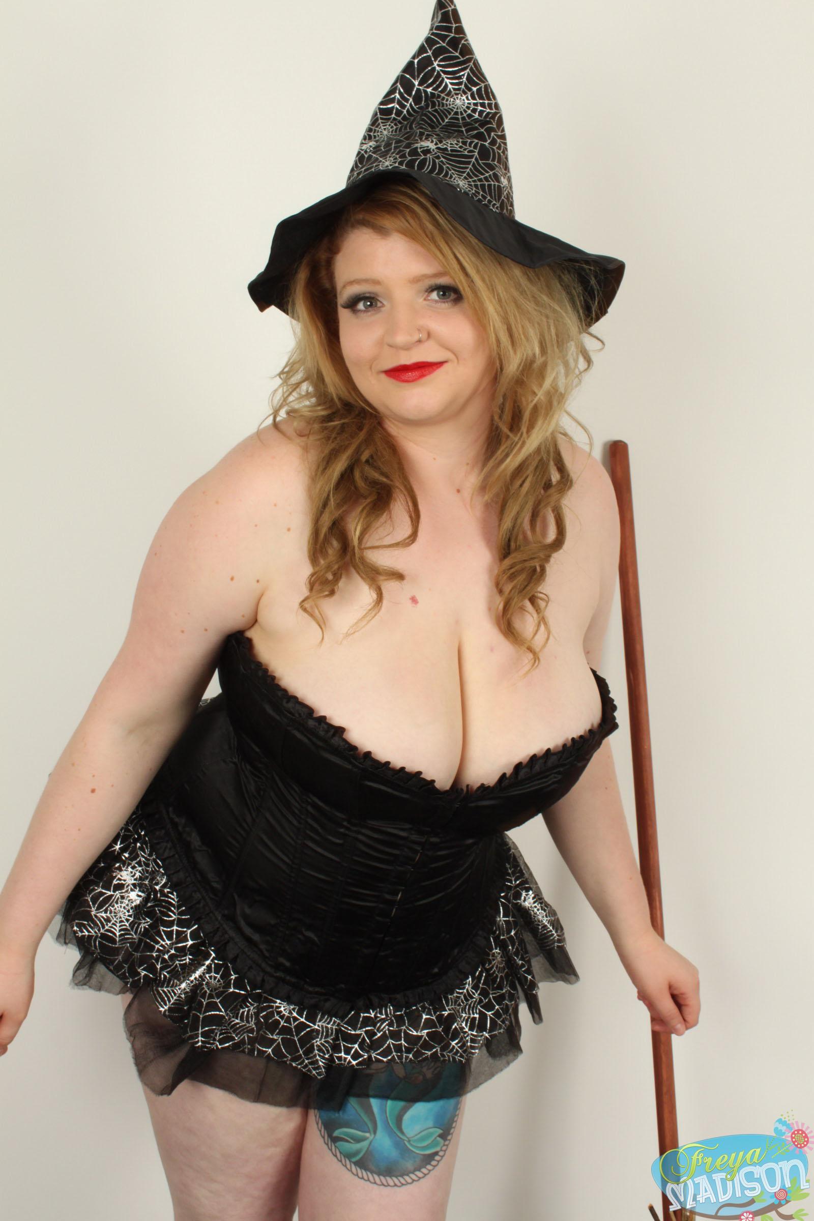 Curvy Babe Freya Madison wird eine sexy Hexe dieses Halloween
 #54415936