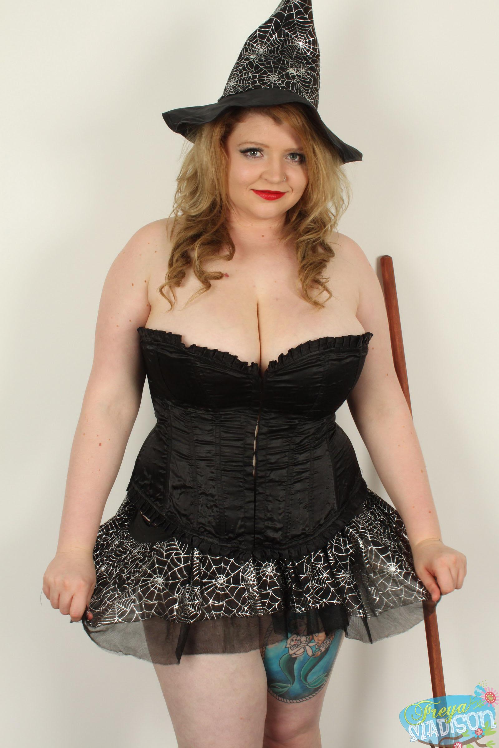 Curvy babe Freya Madison becomes a sexy witch this halloween #54416030