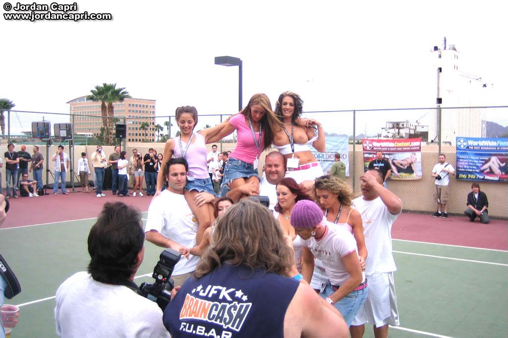 Jordan et ses amies sont coquines sur le court de tennis.
 #55621041