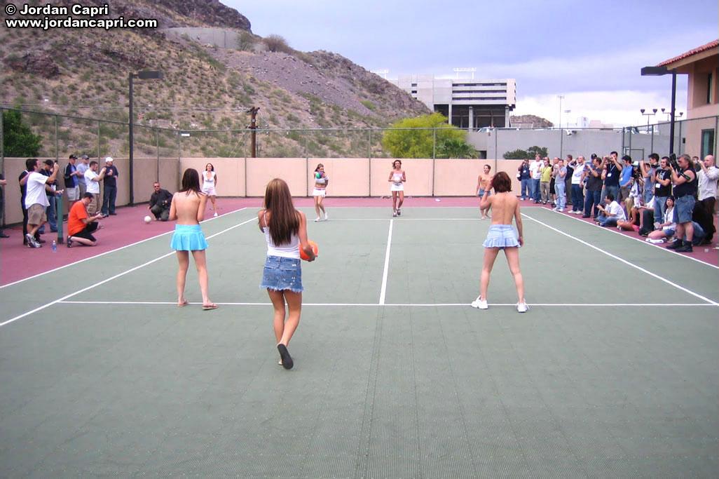 Jordan et ses amies sont coquines sur le court de tennis.
 #55621161