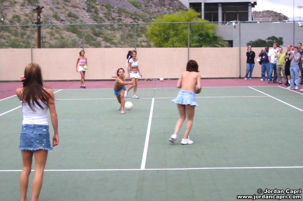 Jordan und ihre Freundinnen werden auf dem Tennisplatz unanständig
 #55621190