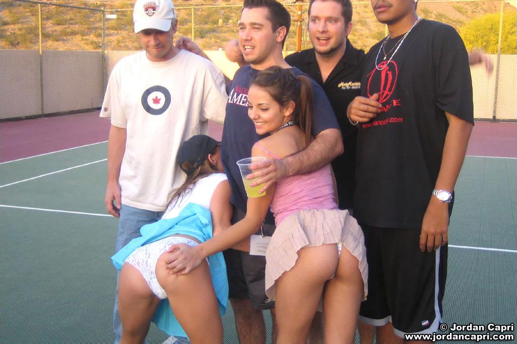 Jordan y sus amigas se ponen cachondas en la pista de tenis
 #55621313