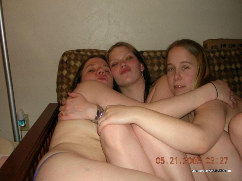 Foto di lesbiche arrapate che si dilatano e si leccano le fighe a vicenda
 #60647403