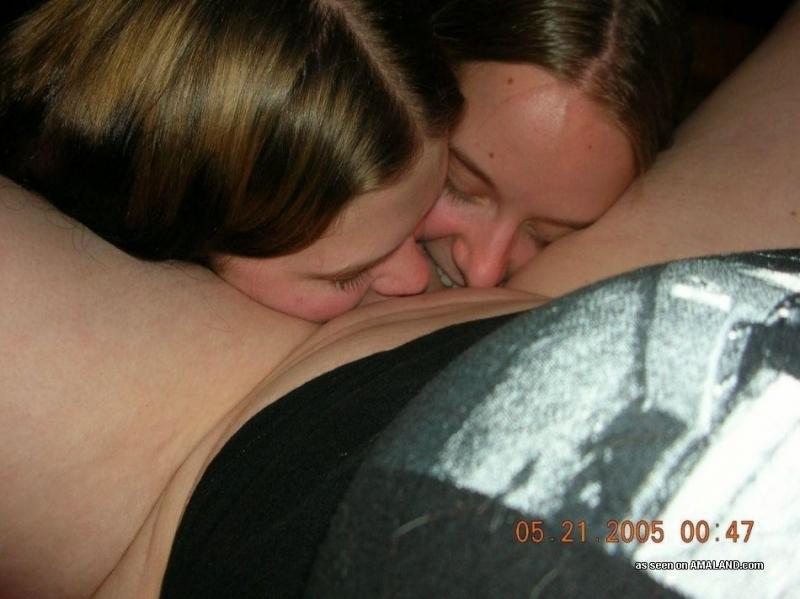 Foto di lesbiche arrapate che si dilatano e si leccano le fighe a vicenda
 #60647564