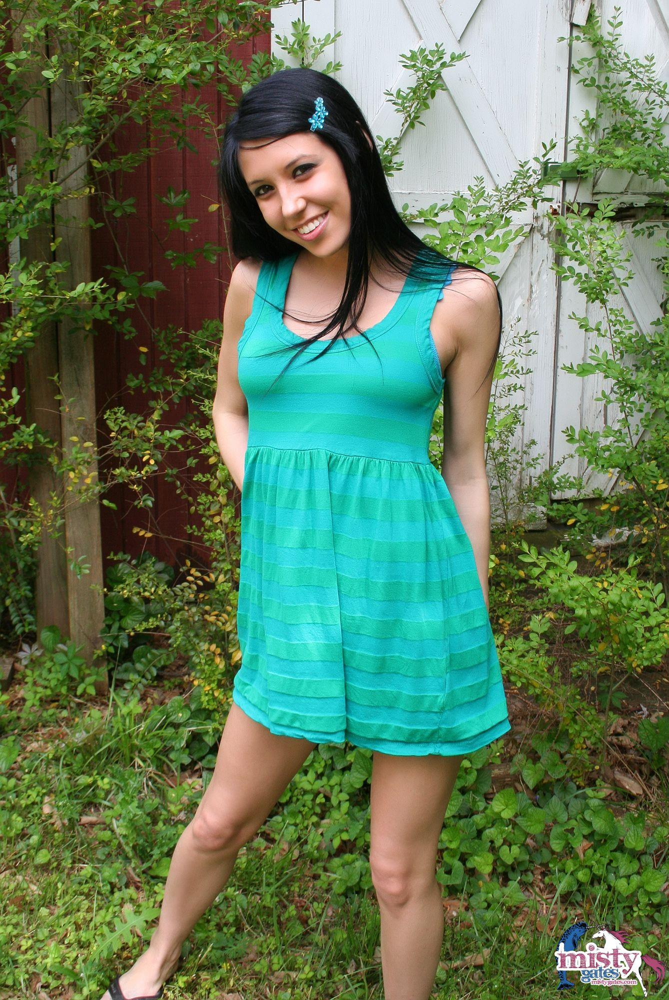 Bilder von Teenie-Mädchen Misty Gates, die sich im Hinterhof ausziehen
 #59592578