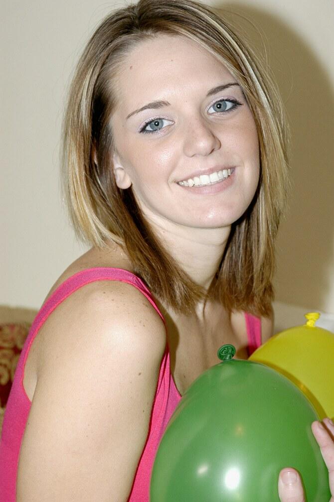 Fotos de modelo joven todo sobre ashley jugando con globos
 #53030505