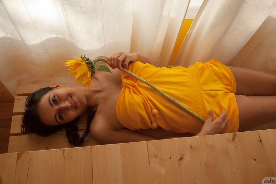 L'étudiante indienne Vijaya Singh tease avec son corps sexy.
 #60940463