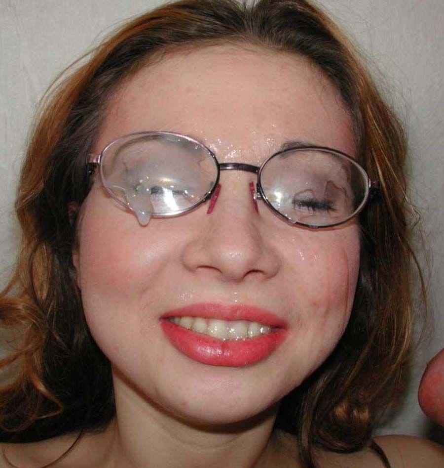 Bilder von einer Freundin, die auf ihre Brille gespritzt wird
 #60518993