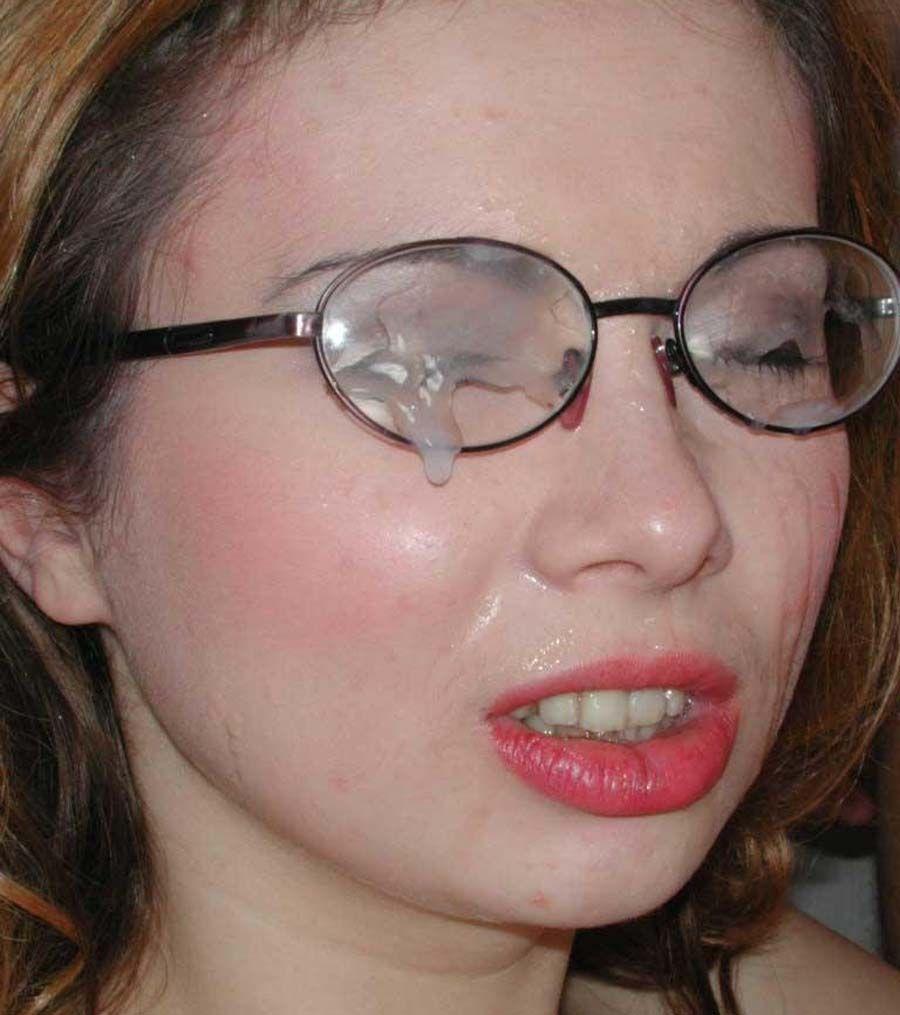 Bilder von einer Freundin, die auf ihre Brille gespritzt wird
 #60519024