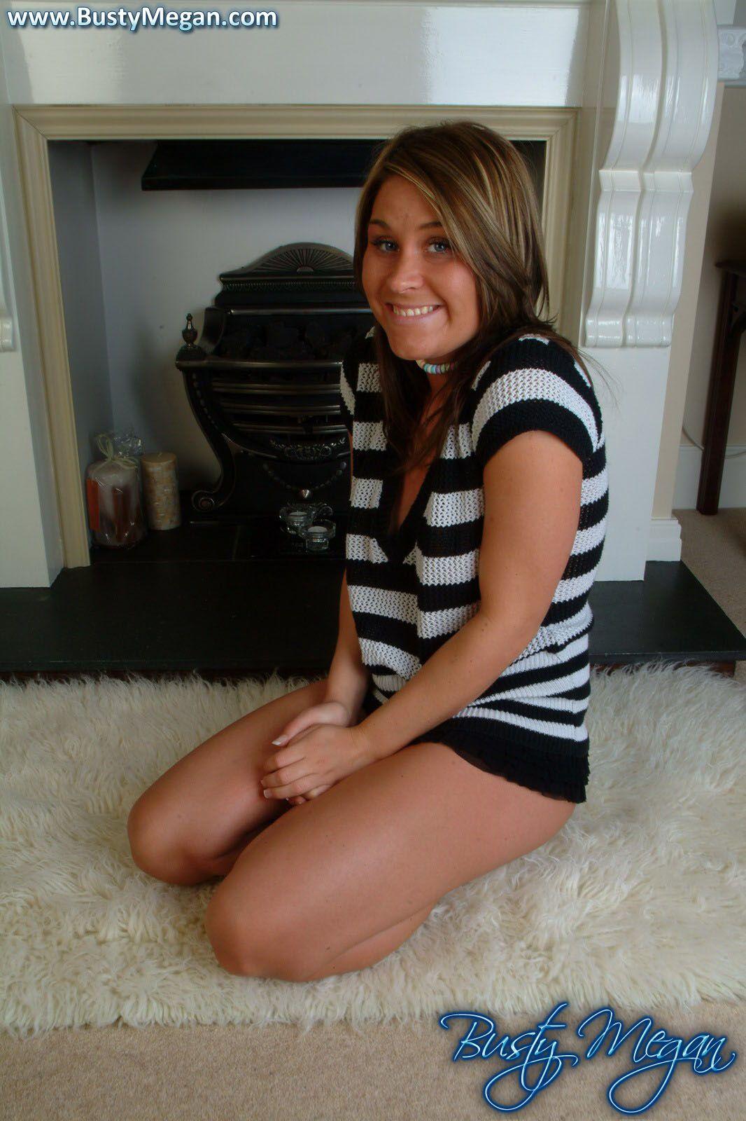 Bilder von der vollbusigen Megan, die ihre schönen Titten zeigt
 #53594333