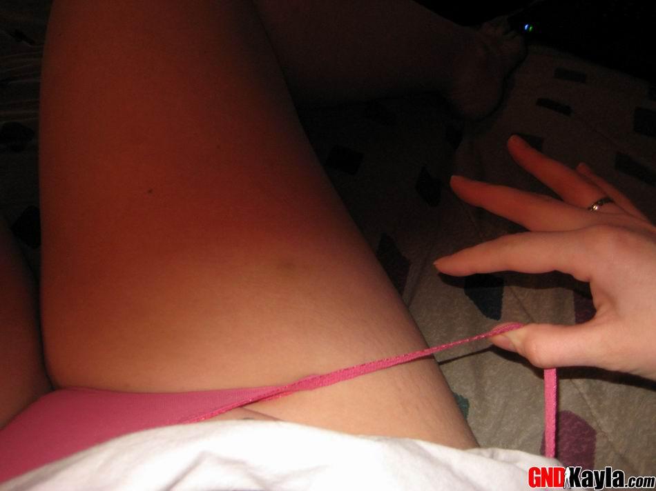 Bilder von teen babe gnd kayla versucht, ihre enormen Brüste zu tassen
 #54555123