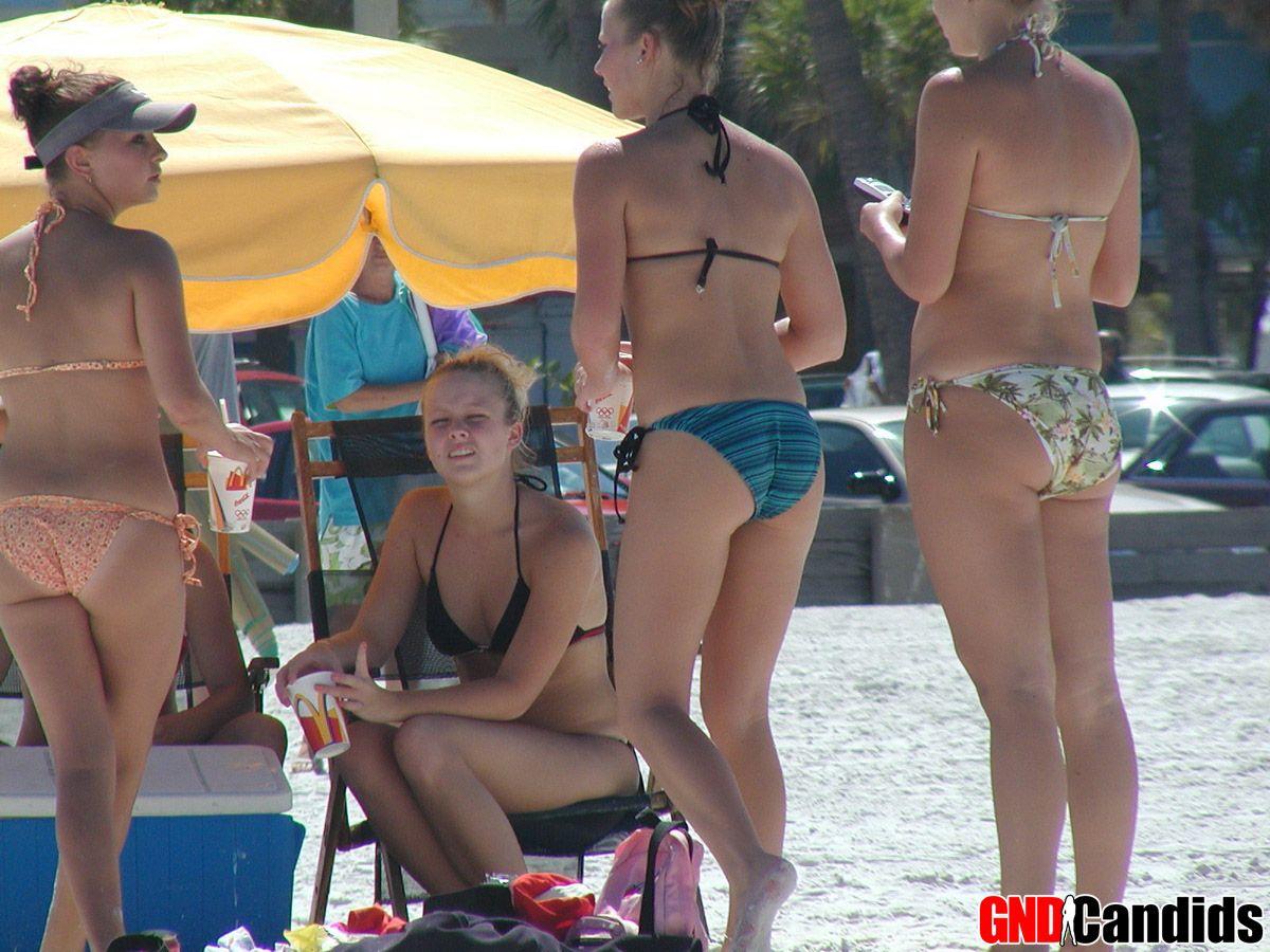 Fotos de jóvenes calientes en bikini en una playa
 #60499592