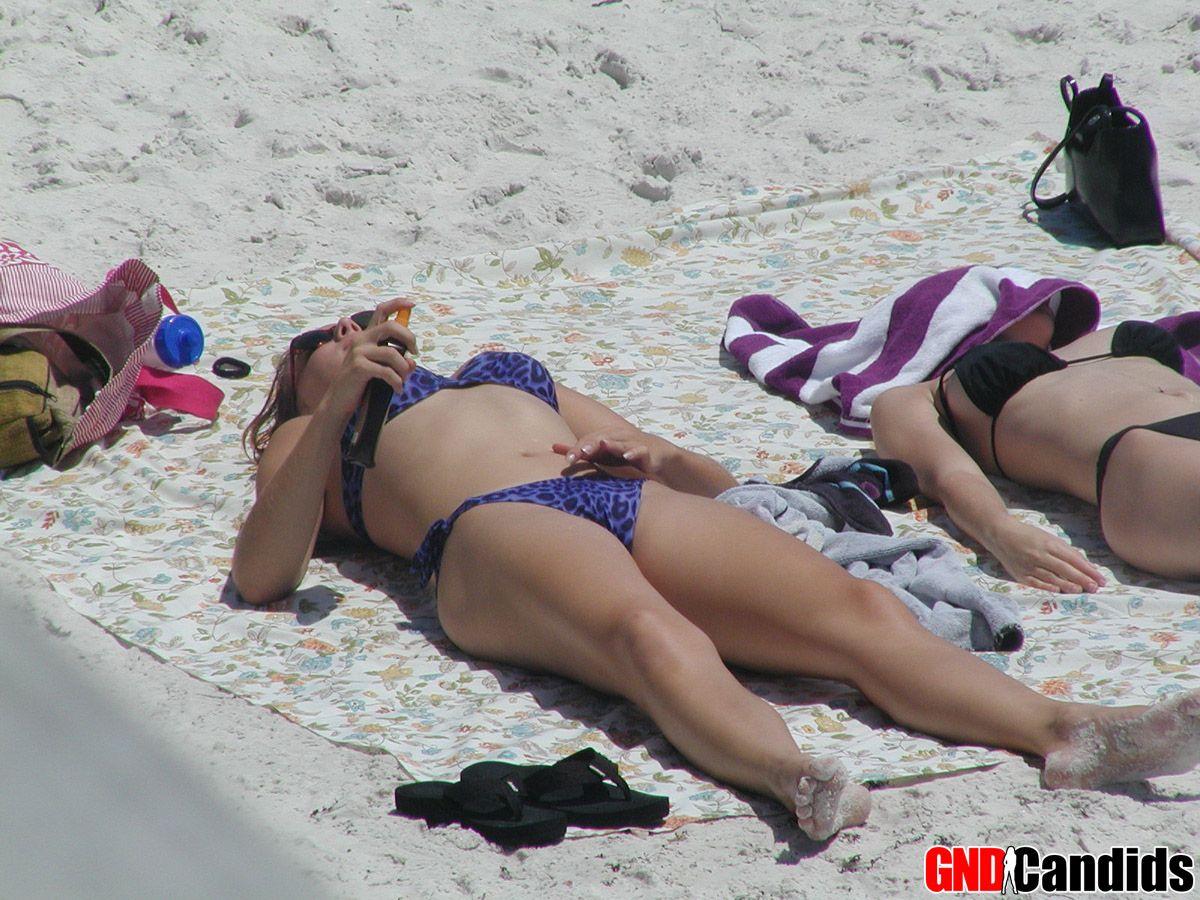 Photos de jeune sexy en bikini sur une plage
 #60499760