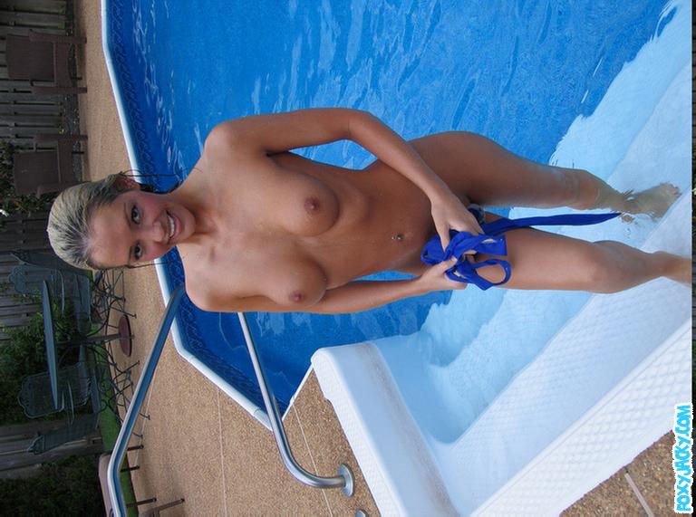 Photos de la jeune foxy jacky se mettant nue dans la piscine
 #54399502