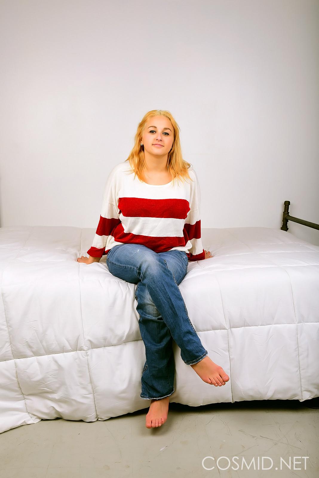 Aria Skye, une étudiante blonde, se déshabille pour toi au lit.
 #60283548