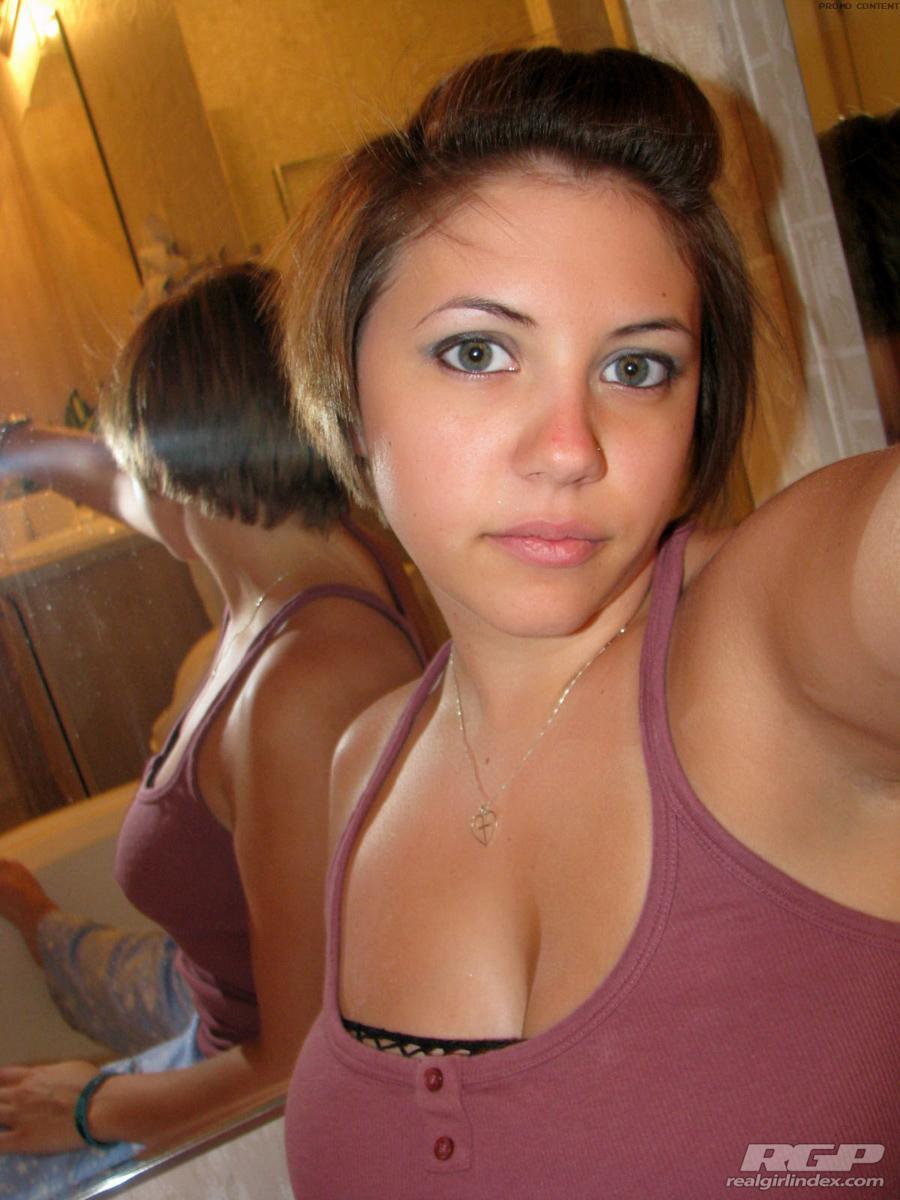 La ragazza amatoriale Dee condivide alcuni selfies caldi delle sue tette
 #60774515