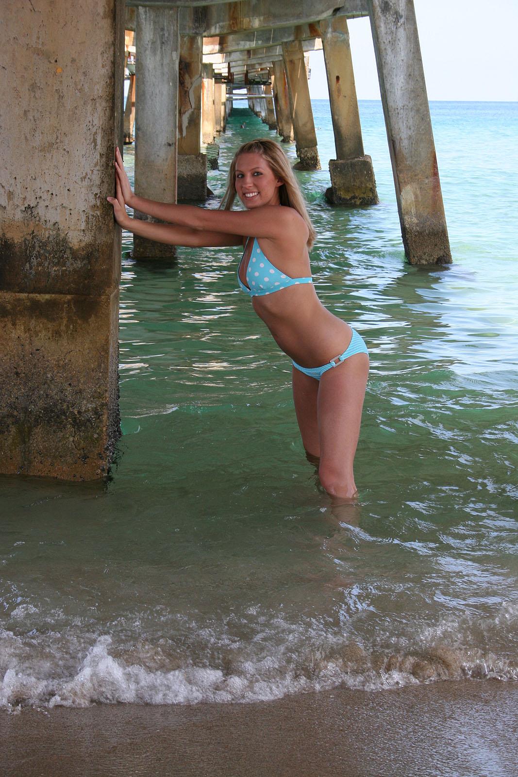 Lucy Summers se divierte al aire libre en bikini
 #59125671