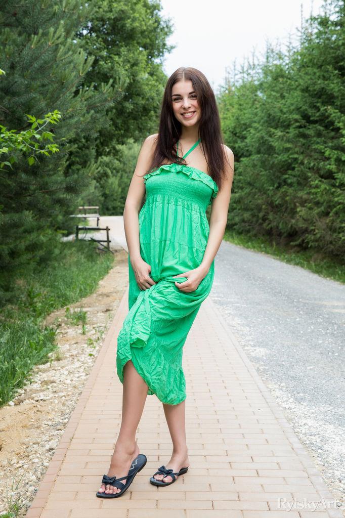Schönes Mädchen evita lima Streifen aus ihrem grünen Kleid auf der öffentlichen Straße
 #54346891