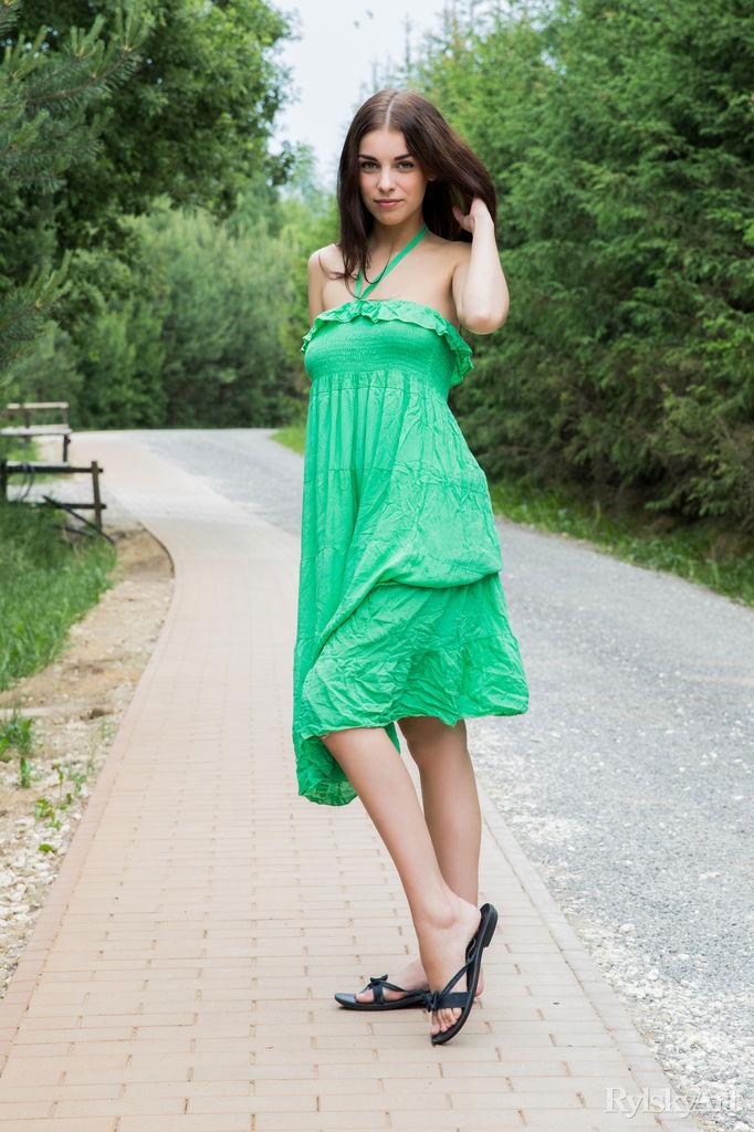 Schönes Mädchen evita lima Streifen aus ihrem grünen Kleid auf der öffentlichen Straße
 #54347058