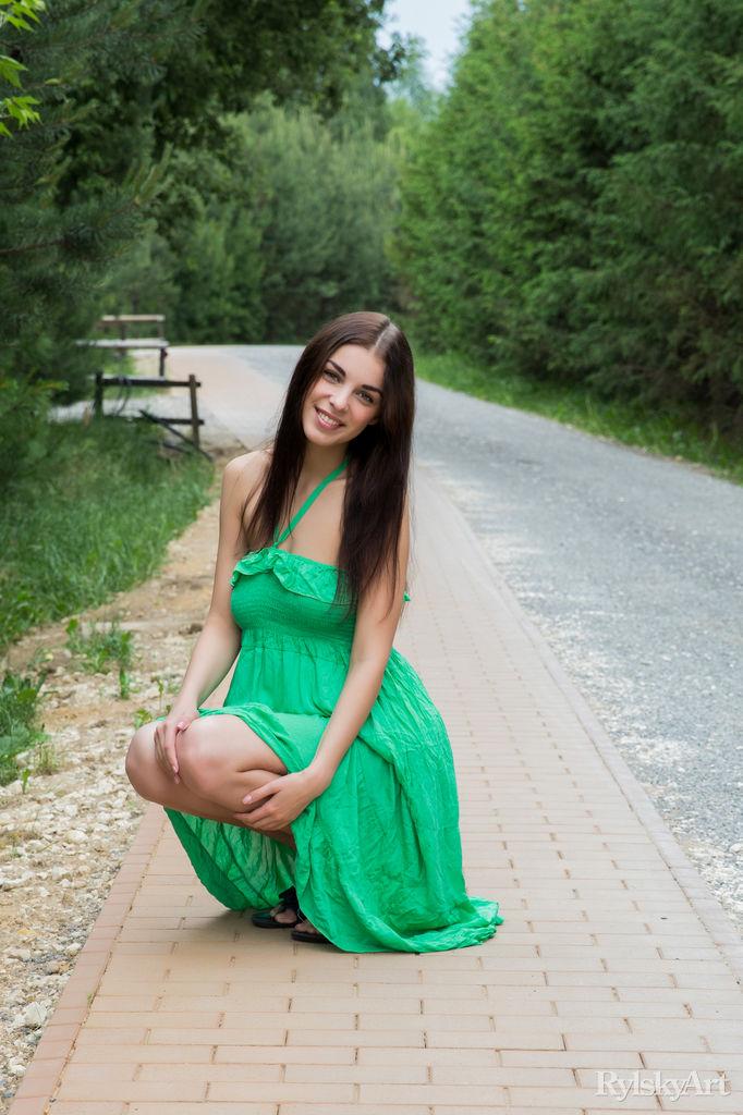 Schönes Mädchen evita lima Streifen aus ihrem grünen Kleid auf der öffentlichen Straße
 #54347127