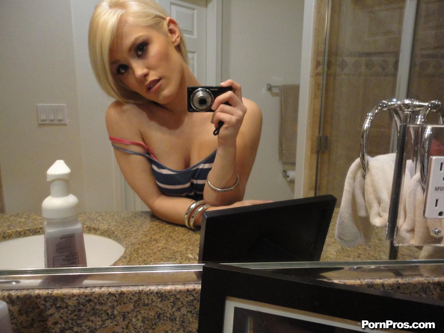 La blonde ash hollywood réalise une sex tape torride et sexy #53314245