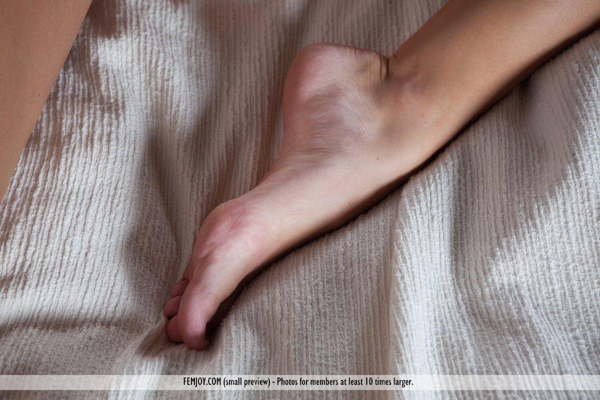 Bilder von engen teen lilly zeigt ihren heißen nackten Körper für Sie
 #58952815