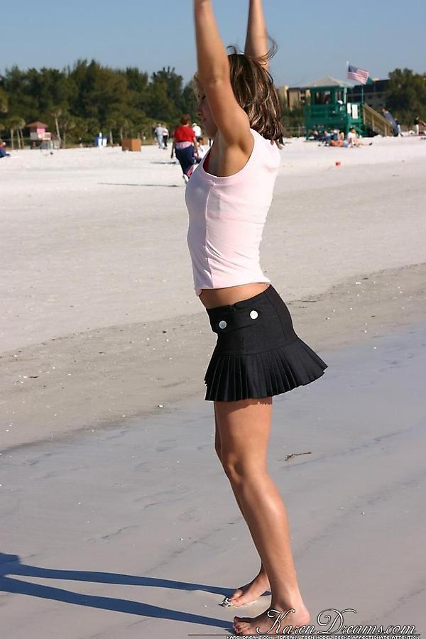 Bilder von Karen Dreams, die ihre sexy Beine am Strand zeigt
 #55997658
