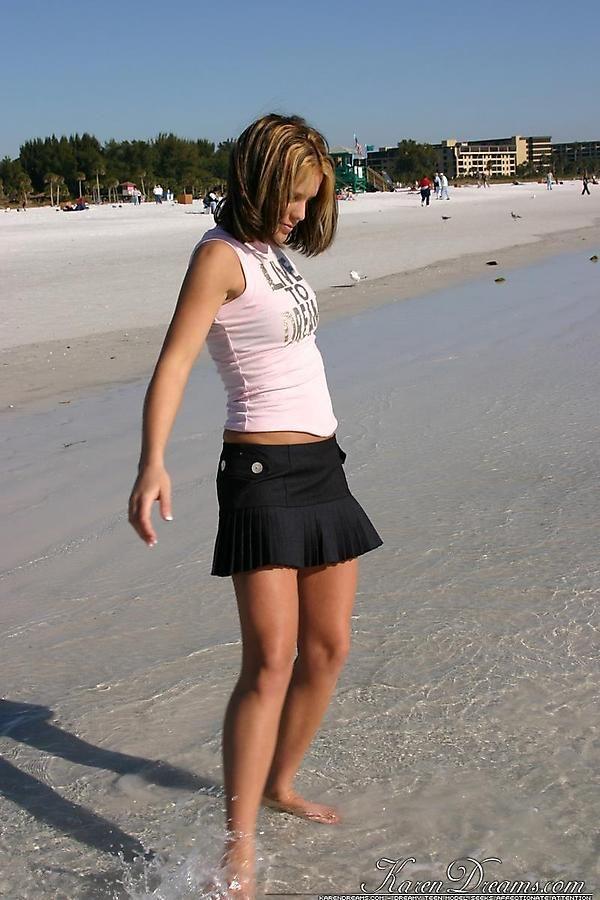 Immagini di karen sogni mostrando le sue gambe sexy su una spiaggia
 #55997685