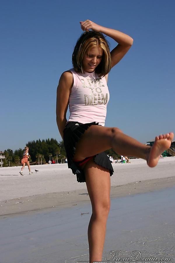 Bilder von Karen Dreams, die ihre sexy Beine am Strand zeigt
 #55997710