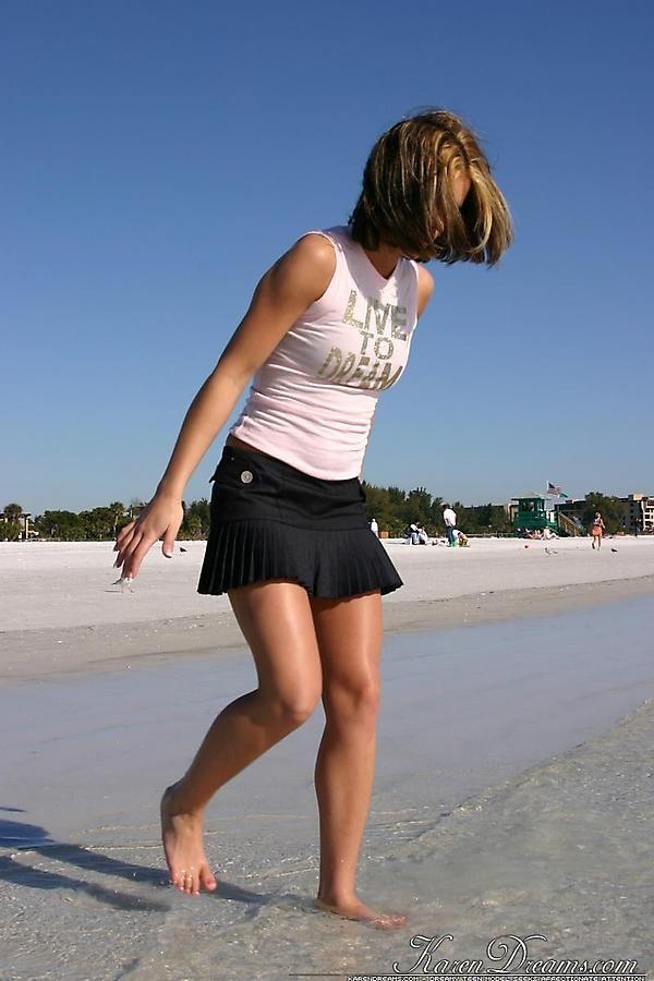 Fotos de karen dreams mostrando sus piernas sexys en la playa
 #55997720