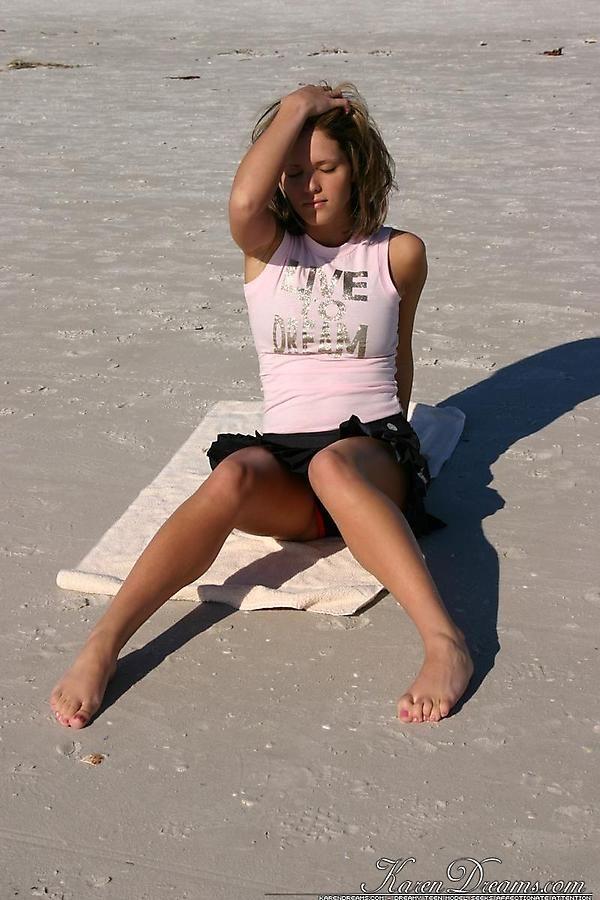 Bilder von Karen Dreams, die ihre sexy Beine am Strand zeigt
 #55997790