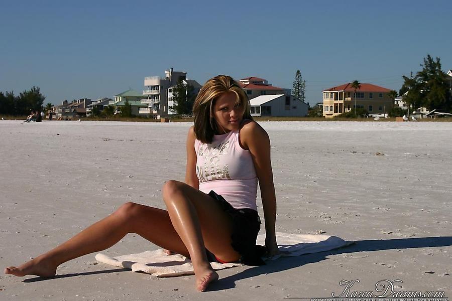 Bilder von Karen Dreams, die ihre sexy Beine am Strand zeigt
 #55997801