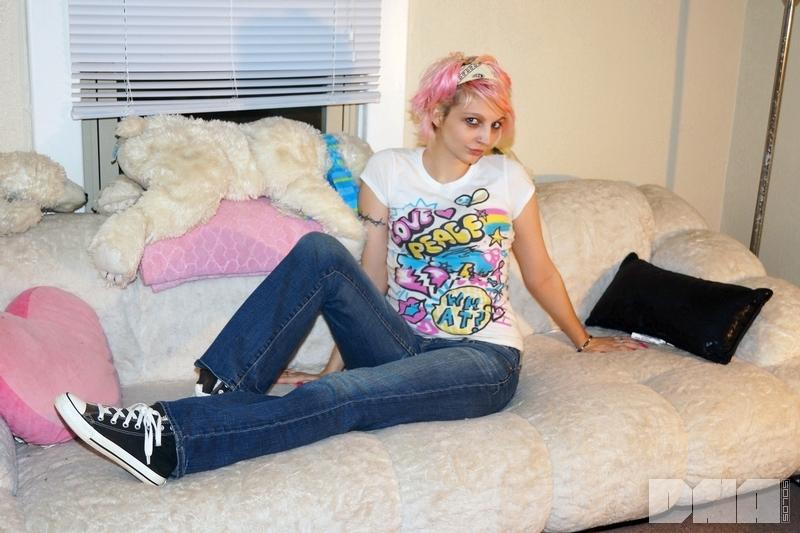 Candy Ann, la fille alternative sexy, se déshabille de son jean pour toi.
 #53639385