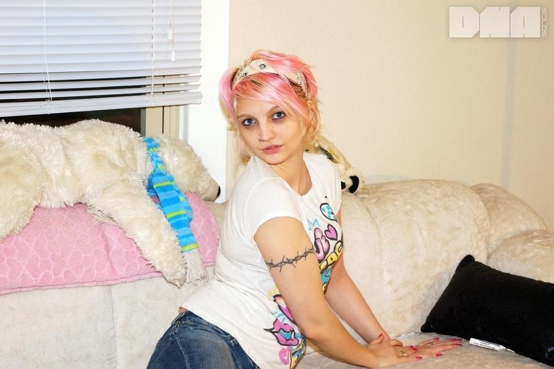 Candy Ann, la fille alternative sexy, se déshabille de son jean pour toi.
 #53639419