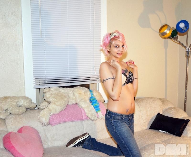 Candy Ann, la fille alternative sexy, se déshabille de son jean pour toi.
 #53639564