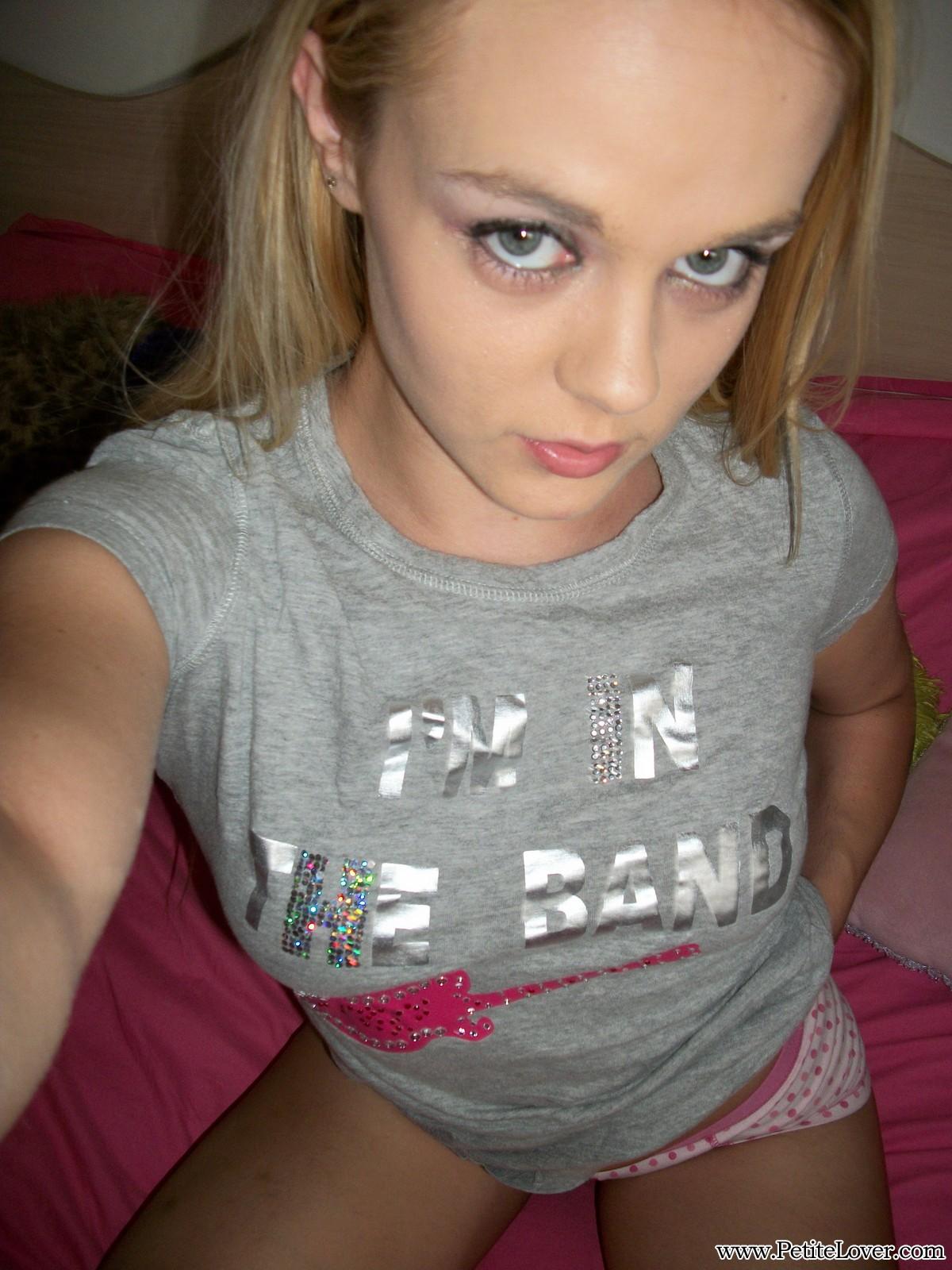 Blonde Teenagerin bri skies macht sexy Selfies von ihren frechen Titten und ihrer engen Muschi
 #53509263