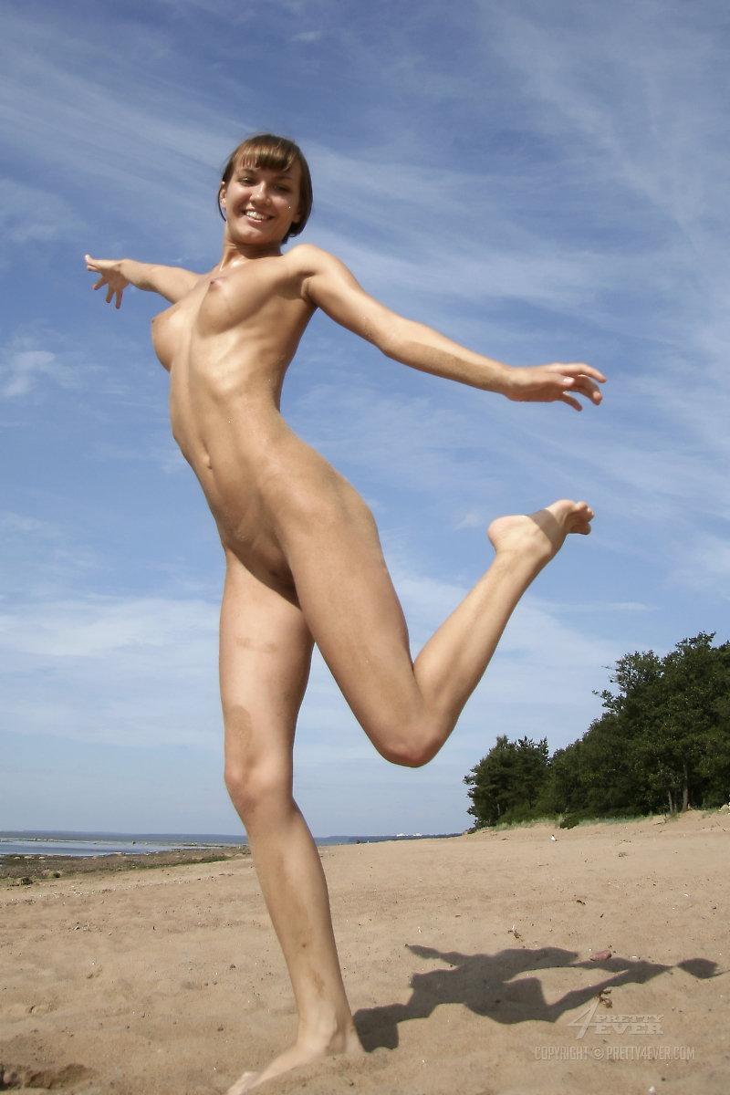 La joven Alena muestra su cuerpo desnudo en "Summer Time".
 #52942591