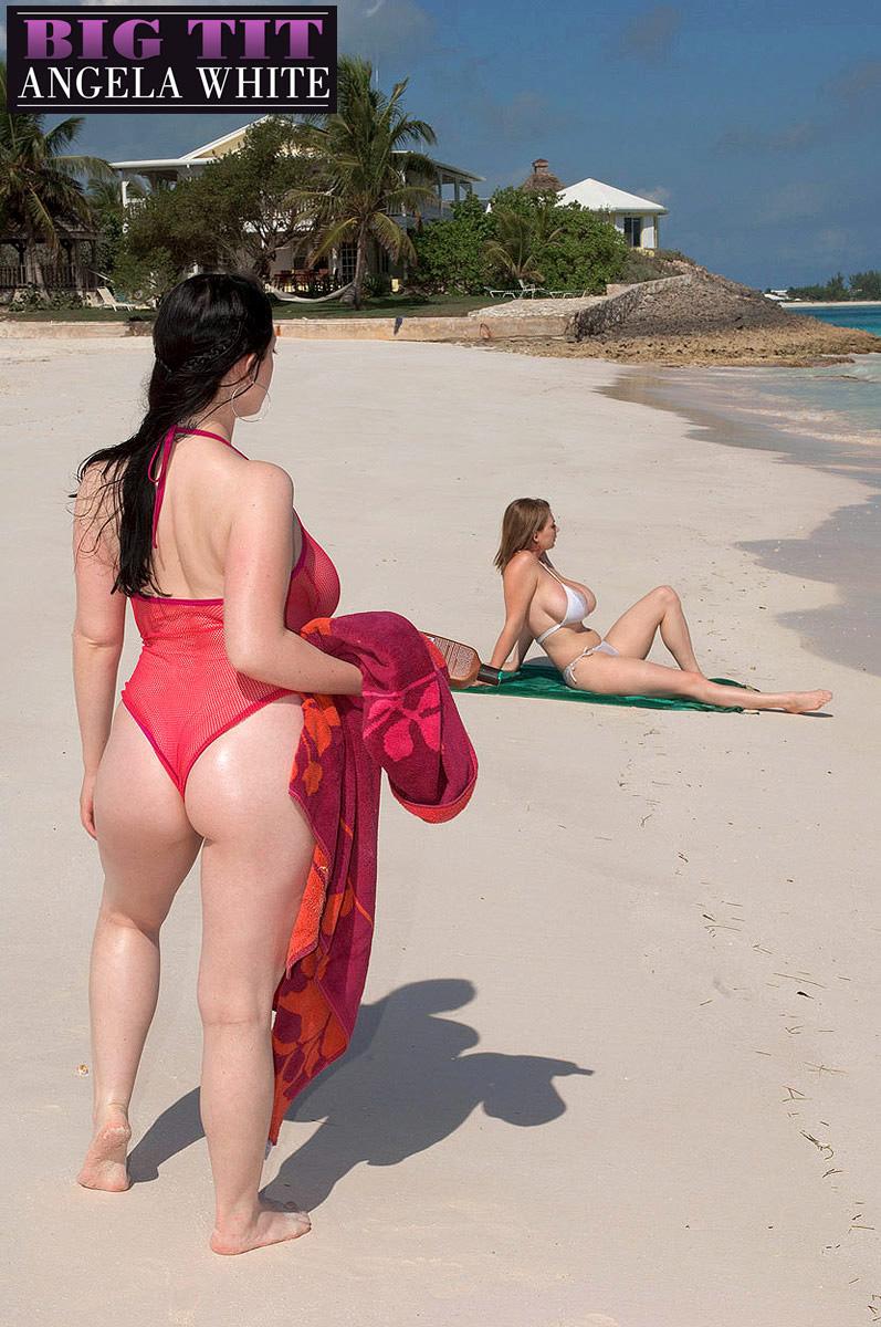 Busty Mädchen angela weiß macht aus mit ihrer Freundin am Strand
 #53183271