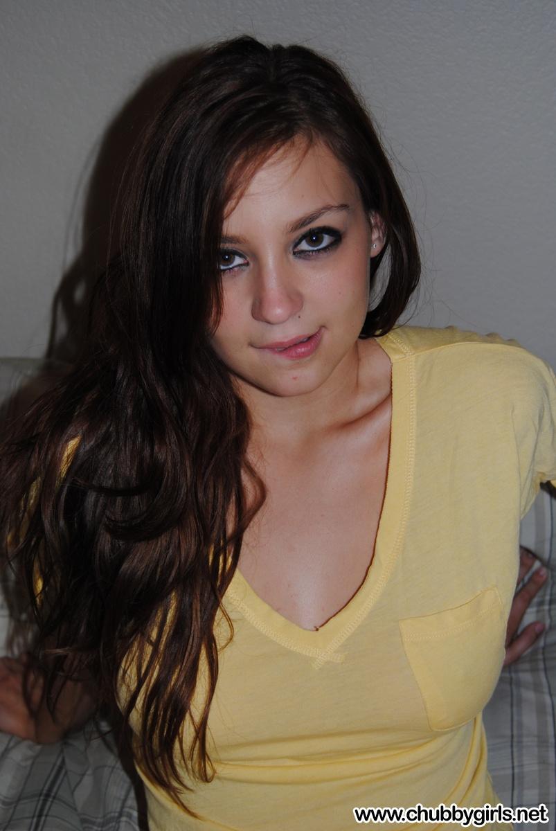 Samantha ist ein hübsches vollbusiges Mädchen in einem durchsichtigen gelben Shirt
 #53420824